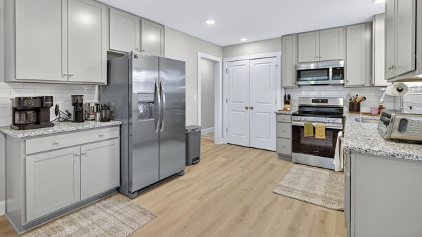 Microwave, oven, stovetop, dishwasher - King bed, EV charger, minutes from UNCW, ILM Airport, area beaches and downtown. (Wilmington)