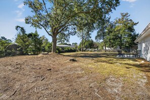 Property grounds - King bed, EV charger, minutes from UNCW, ILM Airport, area beaches and downtown. (Wilmington)