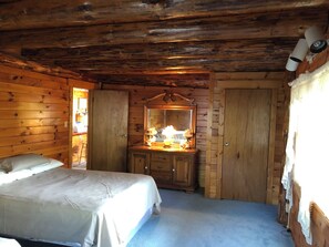 3 bedrooms, WiFi, bed sheets - Classic 3 +bedroom house with sun deck, pond, brook on 11 acres in Catskills (West Kill)