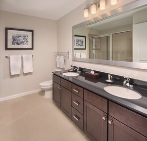 Håndklær, såpe og toalettpapir