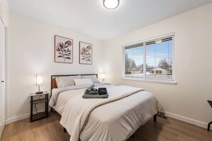 Planxa i posts de planxar, wifi i roba de llit 