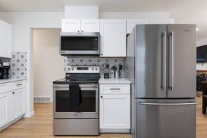 Frigorífic, microones, forn i placa de cuina 