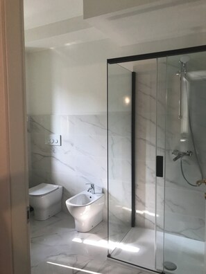 Shower, hair dryer, bidet, towels - At Avenue 2 (Negrar di Valpolicella)