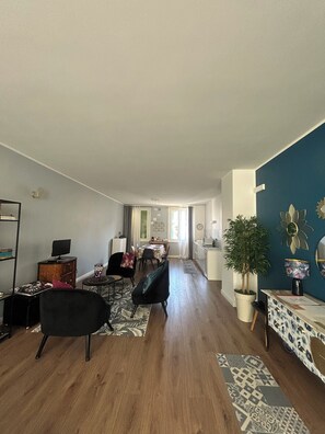 TV, books - At Avenue 2 (Negrar di Valpolicella)