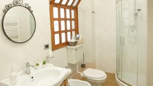 Luxury Δωμάτιο | Μπάνιο | Ντουζιέρα, πιστολάκι μαλλιών, μπιντέ, πετσέτες