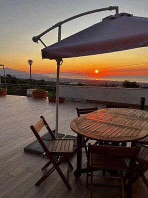 Outdoor dining - La Terrazza (Nunziata)