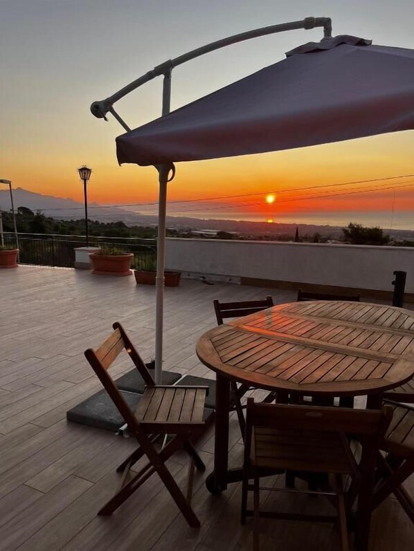 Outdoor dining - La Terrazza (Nunziata)