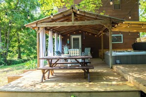 Outdoor dining - Entire cabin in Sevierville, Tennessee with CAT (Sevierville)