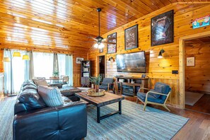 Smart TV - Entire cabin in Sevierville, Tennessee with CAT (Sevierville)