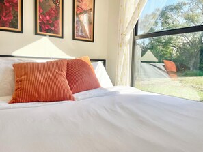 3 slaapkamers, een strijkplank/strijkijzer, gratis wifi, beddengoed