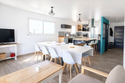 Family home with secure swimming pool, enclosed garden, beach on foot (5 min)