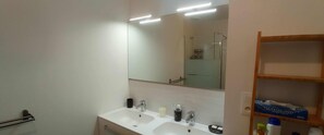 Shower, hair dryer, soap, shampoo - Family home with secure swimming pool, enclosed garden, beach on foot (5 min) (Saint-Vincent-sur-Jard)