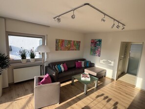 Living area - Modern, well-equipped 5* vacation apartment on the sunny side of Linz am Rhein (Linz am Rhein)