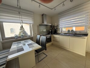 Private kitchen - Modern, well-equipped 5* vacation apartment on the sunny side of Linz am Rhein (Linz am Rhein)