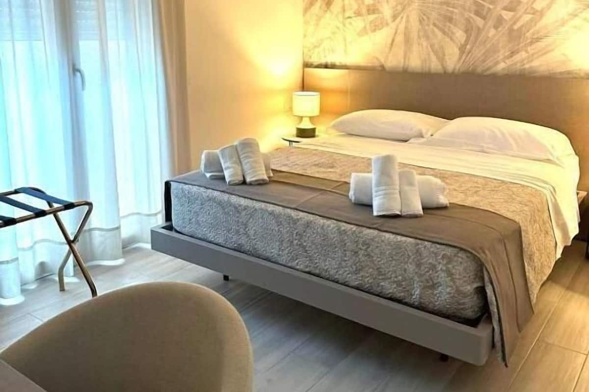 Dobbeltrom – deluxe | Safe på rommet, skrivebord, lydisolert og strykejern/-brett