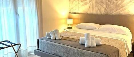 Caja de seguridad en la habitación y escritorio