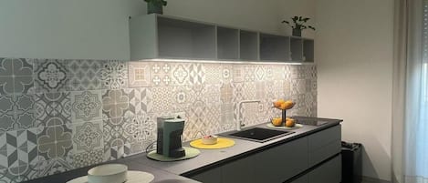Habitación Deluxe doble | Cocina privada | Frigorífico, microondas, placa de cocina y utensilios de cocina