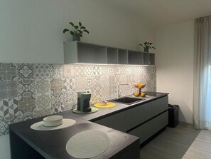 Deluxe Double Room | Private kitchen | Fridge, microwave, stovetop, cookware/dishes/utensils - THE ROOMS (Catanzaro)