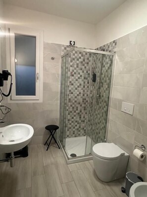 Deluxe Double Room | Bathroom | Shower, free toiletries, hair dryer, slippers - THE ROOMS (Catanzaro)