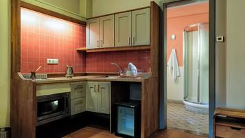 Standard Studio, Patio, Courtyard View | Private kitchen