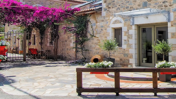 Un edificio de piedra con un letrero que dice "TALETON ECO GUEST HOUSE".