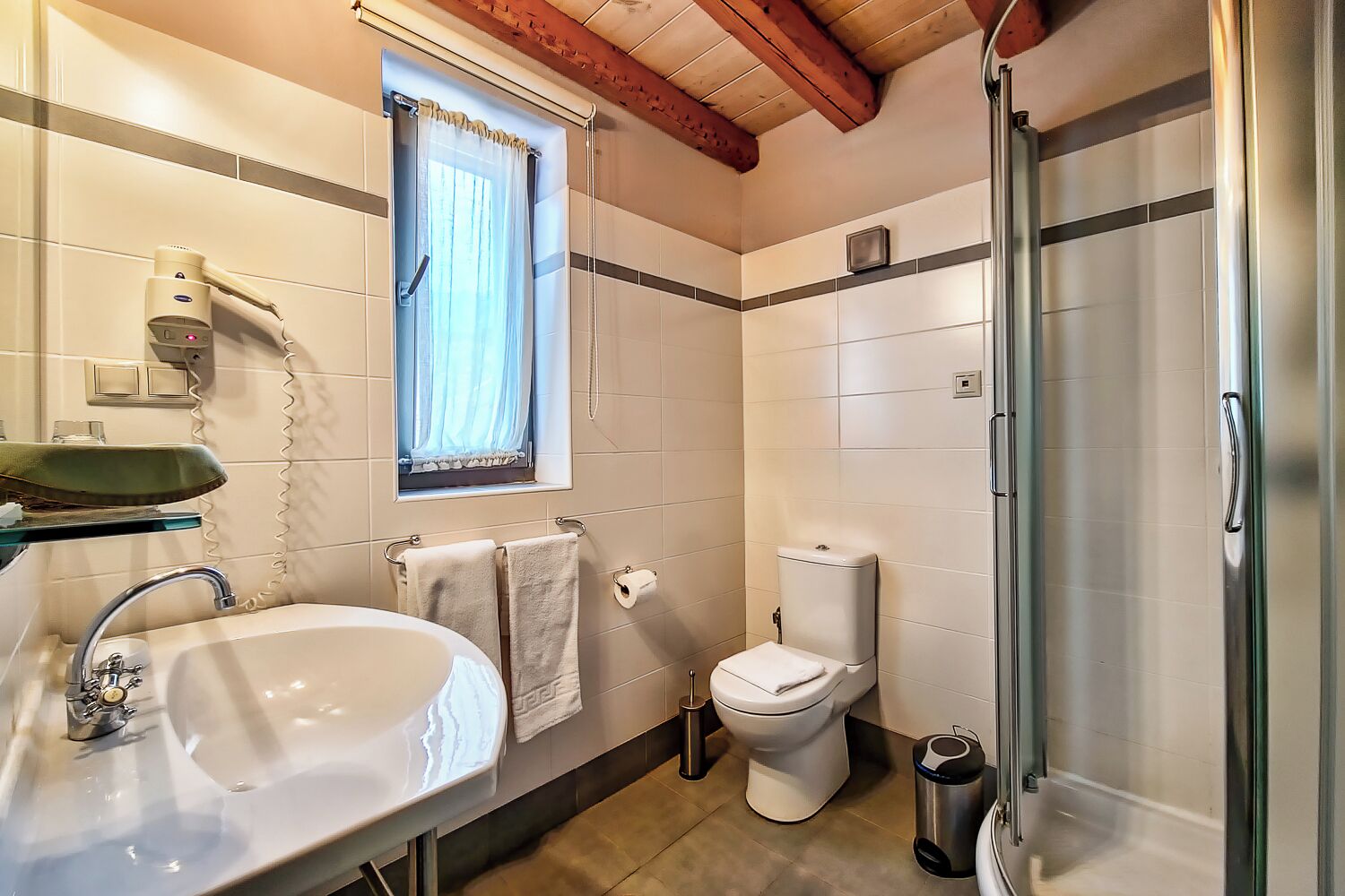 Ein Badezimmer mit Waschbecken, Toilette und Dusche.
