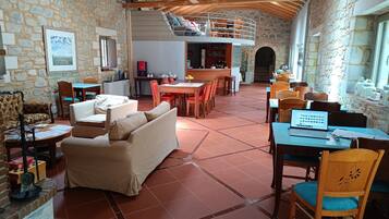 Frokost med lokale retter er inkludert hver dag