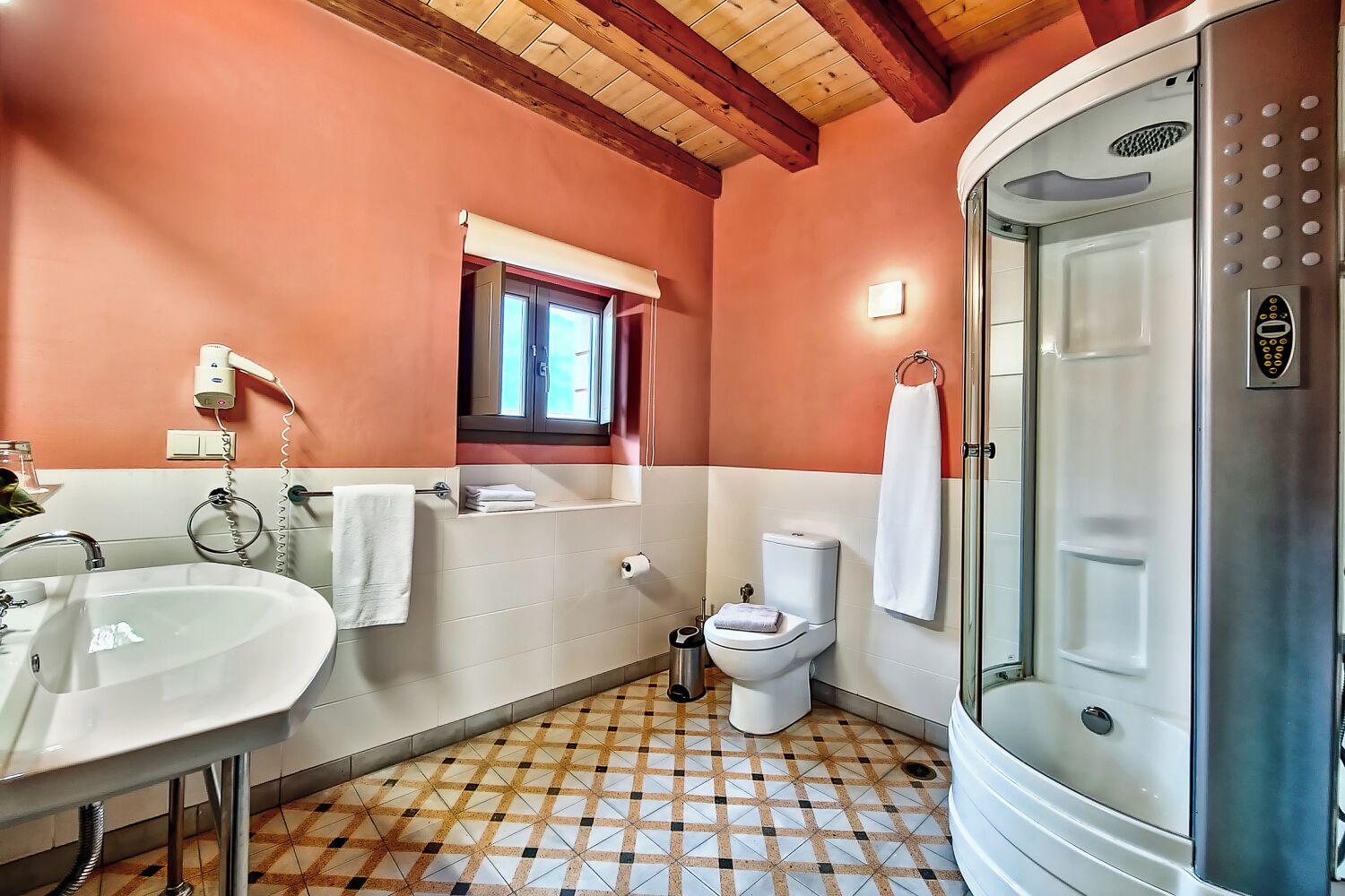 Un baño con lavamanos, inodoro y ducha.