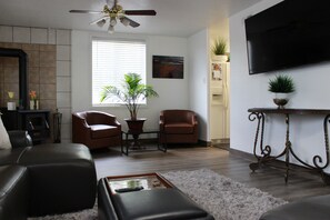 Smart TV - Unique & Luxury 4-Bed Retreat ‘Year-Round Gardens' (Colorado City)