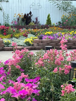 A garden with various flowers and plants, including pink and purple flowers in the foreground. - Unique & Luxury 4-Bed Retreat ‘Year-Round Gardens' (Colorado City)