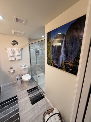 Dusche, Haartrockner, Handtücher, Seife