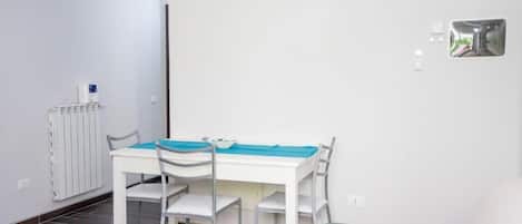 Appartement classique, patio, vue sur le jardin | Restauration