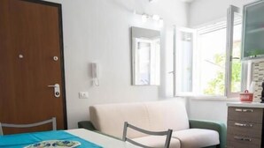 Apartamento clássico, varanda, vista para o jardim | Opções para refeição