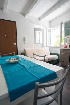 Appartement Classique, patio, vue jardin | Restauration