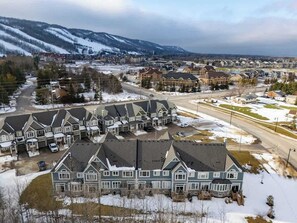 Exterior - New Cozy home walk Village/Shuttle Bus/ Pool Table (The Blue Mountains)