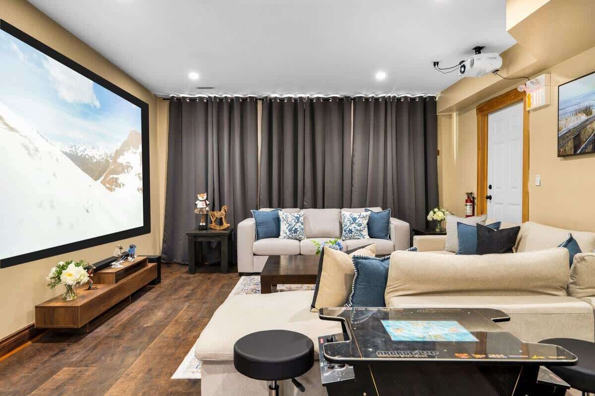 Smart TV, chimenea, videojuegos y futbolito 