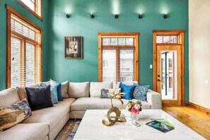 Smart TV, fireplace, video games, table football - Location Chalet Step to Village/Extra Large Hottub (The Blue Mountains)