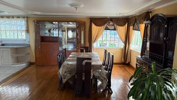 Perhetalo, parveke, näköala puutarhaan | Ruokailu