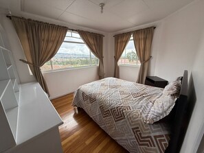 Family House, Balcony, Garden View | Blackout curtains, iron/ironing board, free WiFi - Casa de lujo moderna y amplia (Banos)