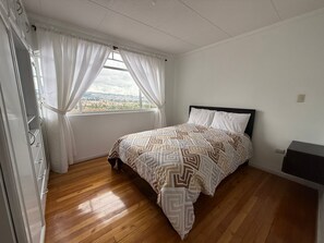 Familjehus - balkong - utsikt mot trädgården | Mörkläggningsgardiner, strykjärn/strykbräda och gratis wi-fi