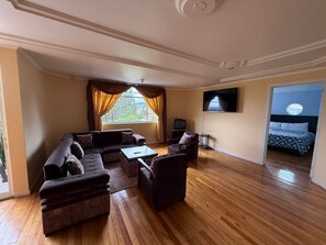 Casa familiare, balcone, vista giardino | Area soggiorno