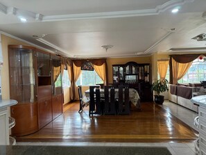 Familjehus - balkong - utsikt mot trädgården | Restauranger