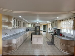 Family House, Balcony, Garden View | Private kitchen - Casa de lujo moderna y amplia (Banos)