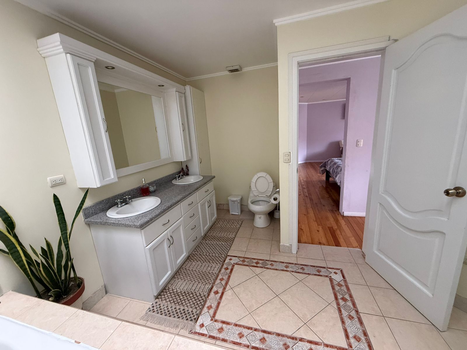 Casa familiare, balcone, vista giardino | Bagno | Set di cortesia gratuito, pantofole, sapone, shampoo