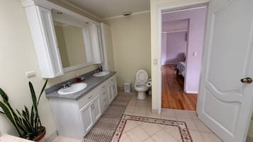 Perhetalo, parveke, näköala puutarhaan | Kylpyhuone | Ilmaiset hygieniatuotteet, tohvelit, saippua, sampoo