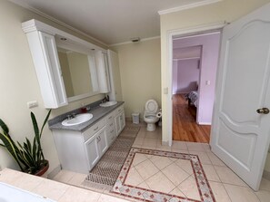 Casa familiare, balcone, vista giardino | Bagno | Set di cortesia gratuito, pantofole, sapone, shampoo