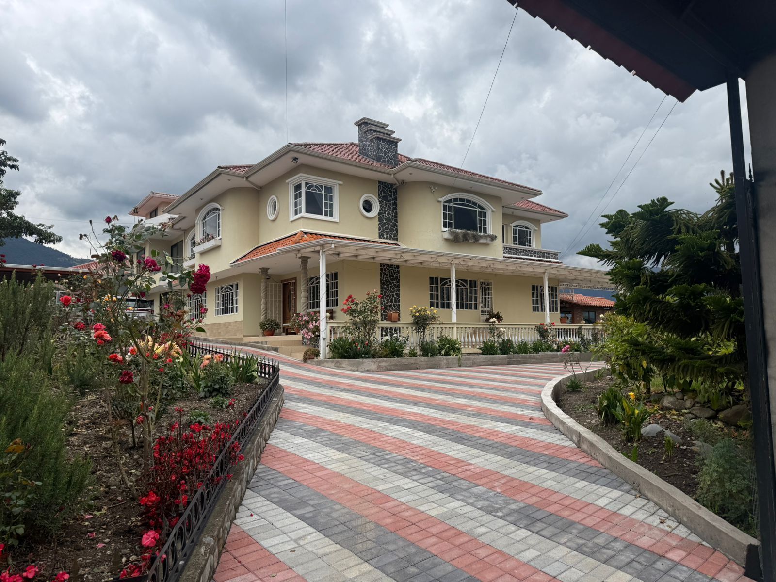 Casa familiare, balcone, vista giardino | Esterni