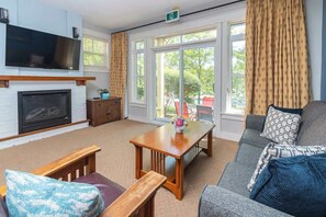 TV, fireplace, video games - Swimming Pool - Walk to Village, Golf & Skiing (The Blue Mountains)