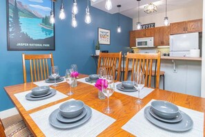 Dining - Swimming Pool - Walk to Village, Golf & Skiing (The Blue Mountains)