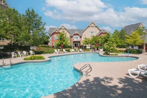 Pool - Swimming Pool - Walk to Village, Golf & Skiing (The Blue Mountains)
